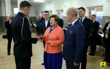 Uroczyste przekazanie samochodu dla OSP Łęg Przedmiejski