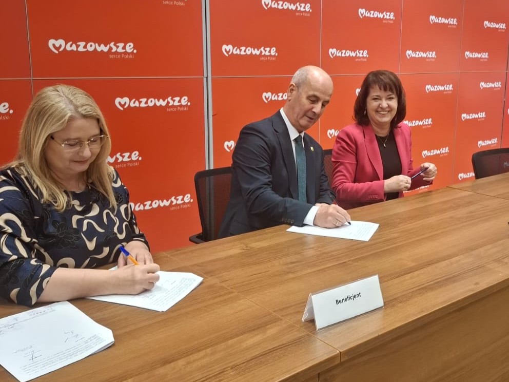Podpisanie umowy na&nbsp;wyposażenie jednostek OSP z&nbsp;gminy Lelis