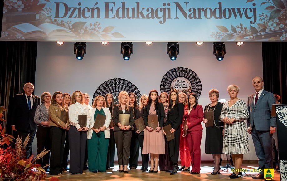 Wójt Gminy Lelis wręczył nagrody z okazji Dnia Edukacji Narodowej